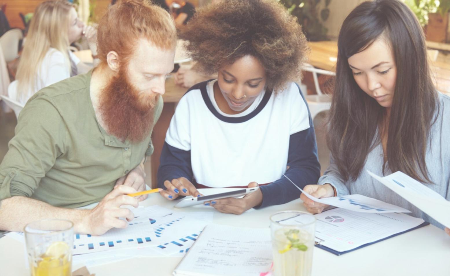 Pessoa a rever documentos financeiros no computador