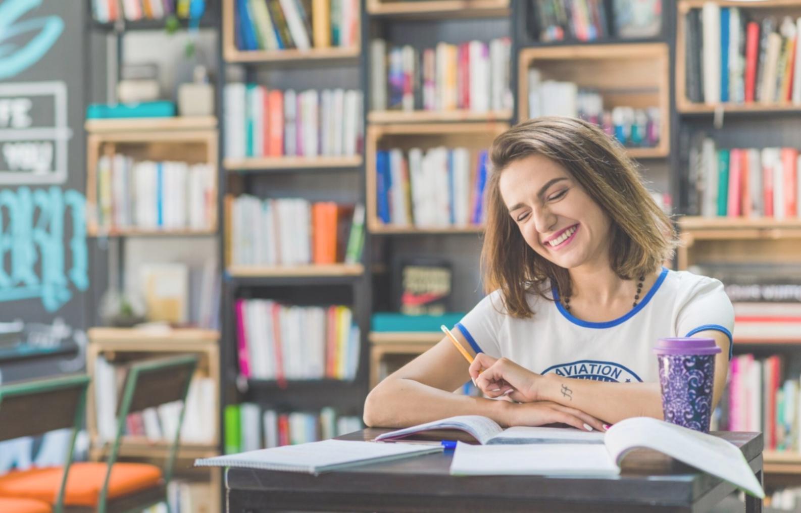 Estudante a aprender conceitos financeiros práticos num ambiente educativo moderno