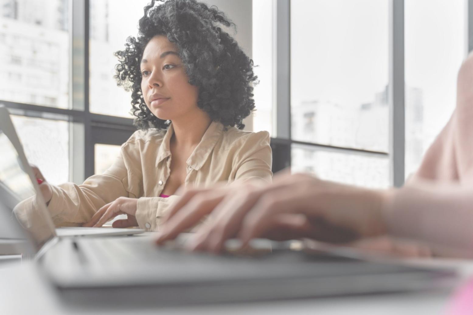 Ambiente de trabalho colaborativo da equipa poleriventa